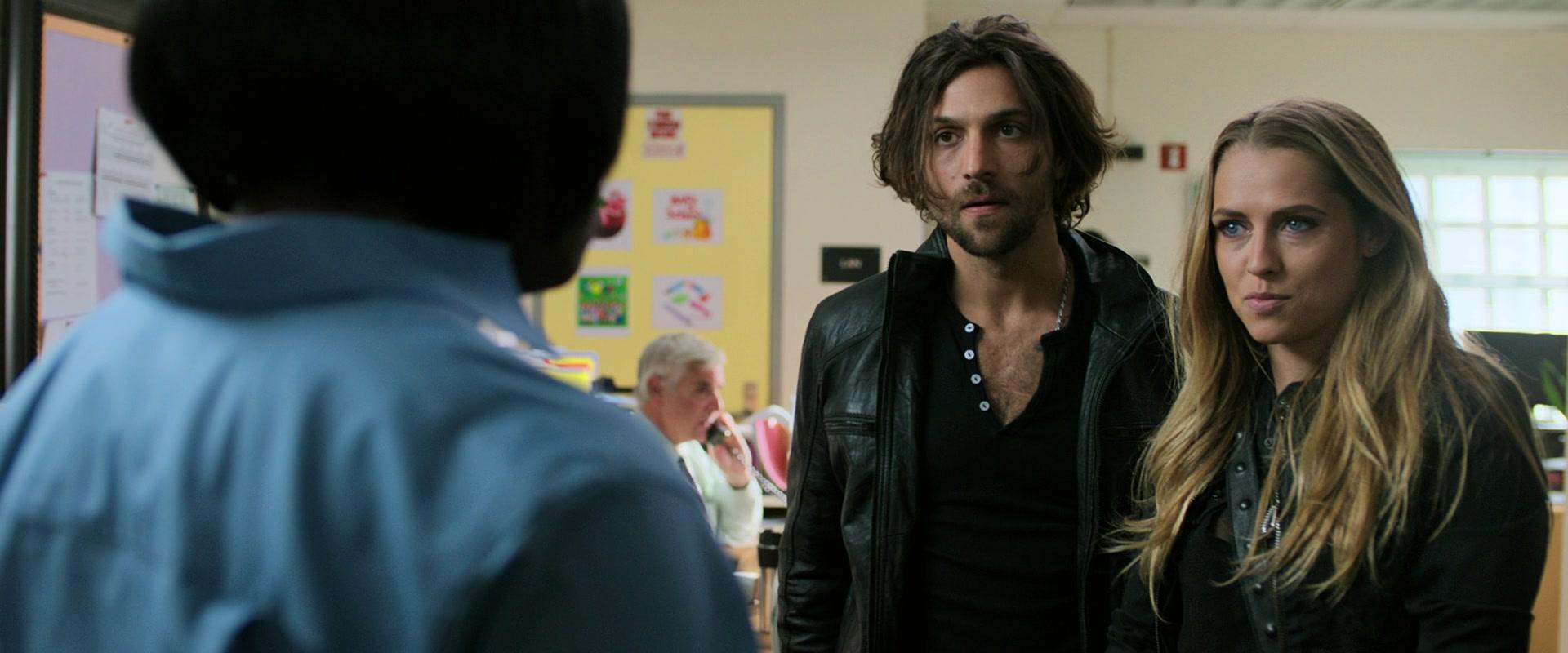 Lights_Out_2016_1080p_ATP_002072.jpg Lights_Out_2016_1080p_ATP_002072.jpg