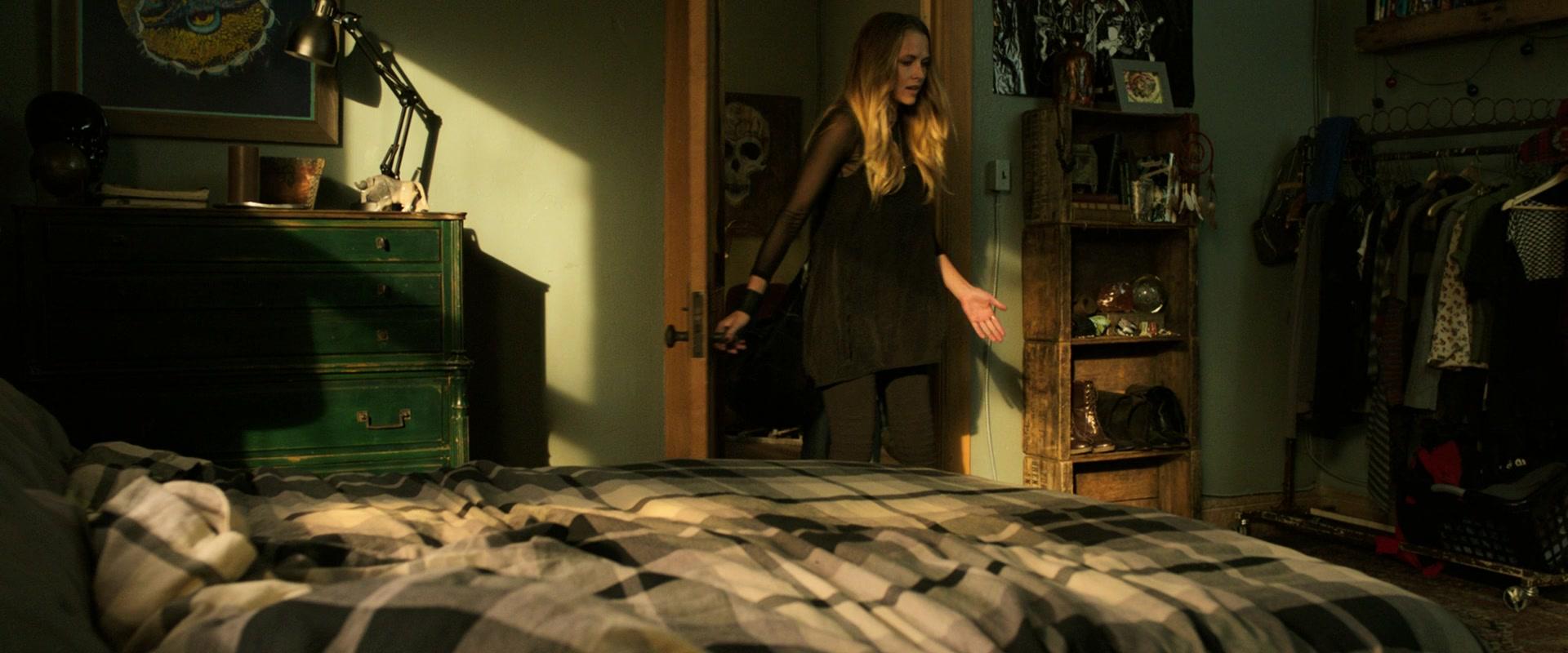 Lights_Out_2016_1080p_ATP_002922.jpg Lights_Out_2016_1080p_ATP_002922.jpg