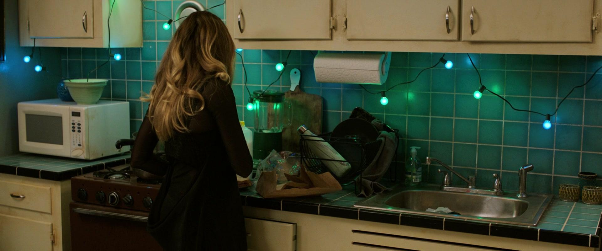 Lights_Out_2016_1080p_ATP_003128.jpg