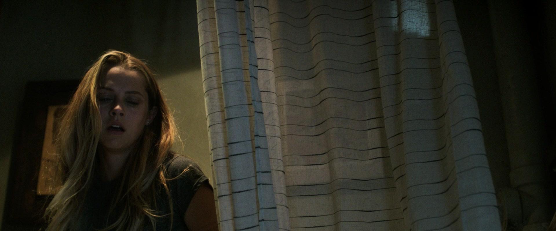 Lights_Out_2016_1080p_ATP_003557.jpg Lights_Out_2016_1080p_ATP_003557.jpg