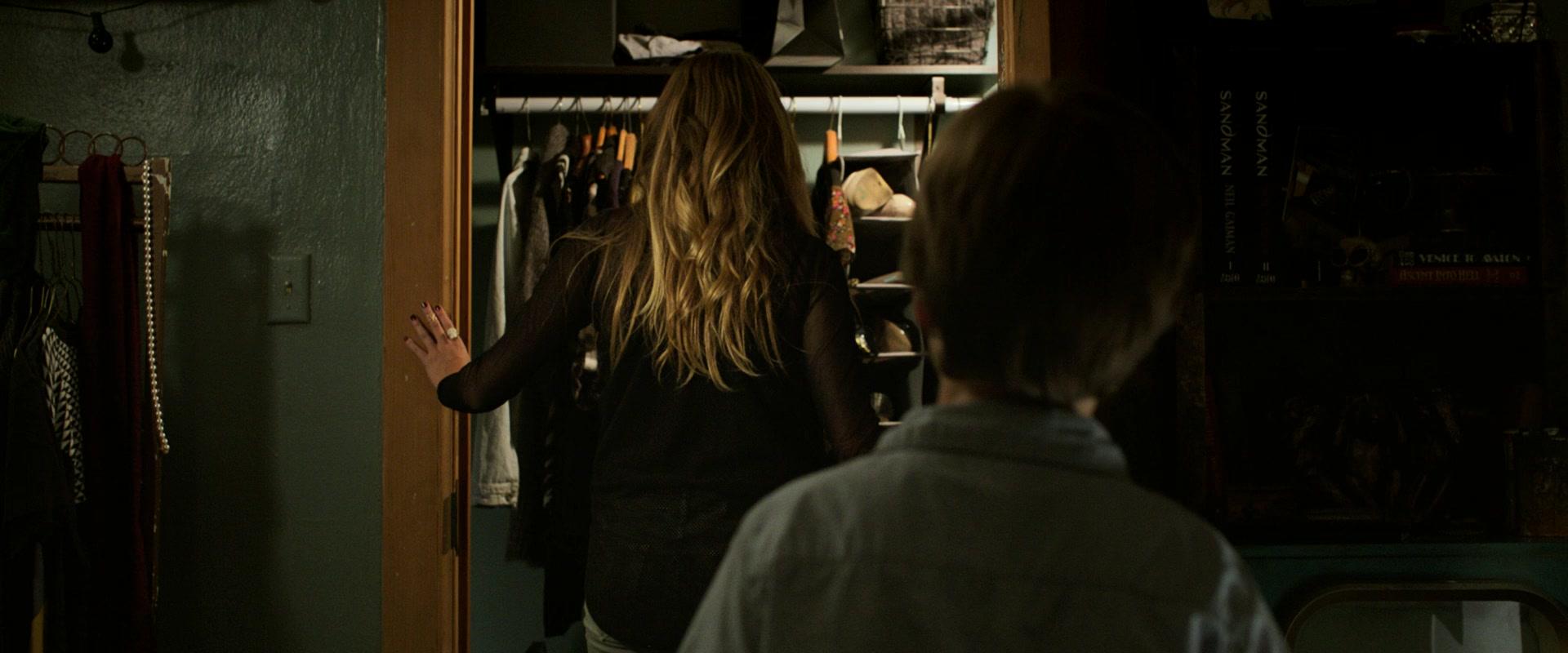 Lights_Out_2016_1080p_ATP_006403.jpg Lights_Out_2016_1080p_ATP_006403.jpg