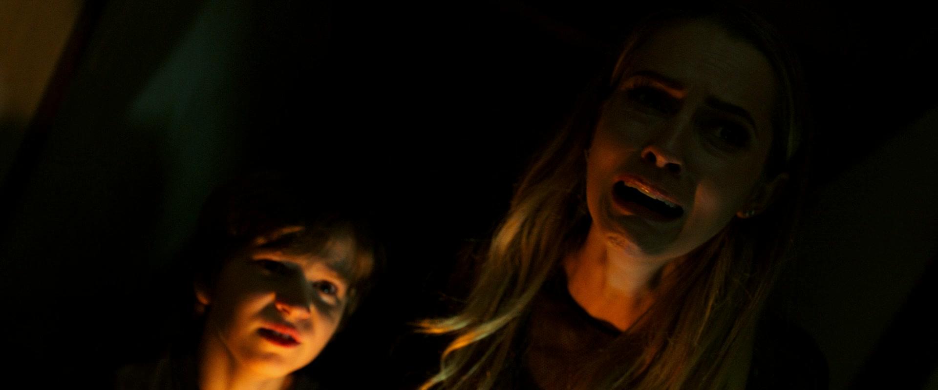 Lights_Out_2016_1080p_ATP_008619.jpg Lights_Out_2016_1080p_ATP_008619.jpg
