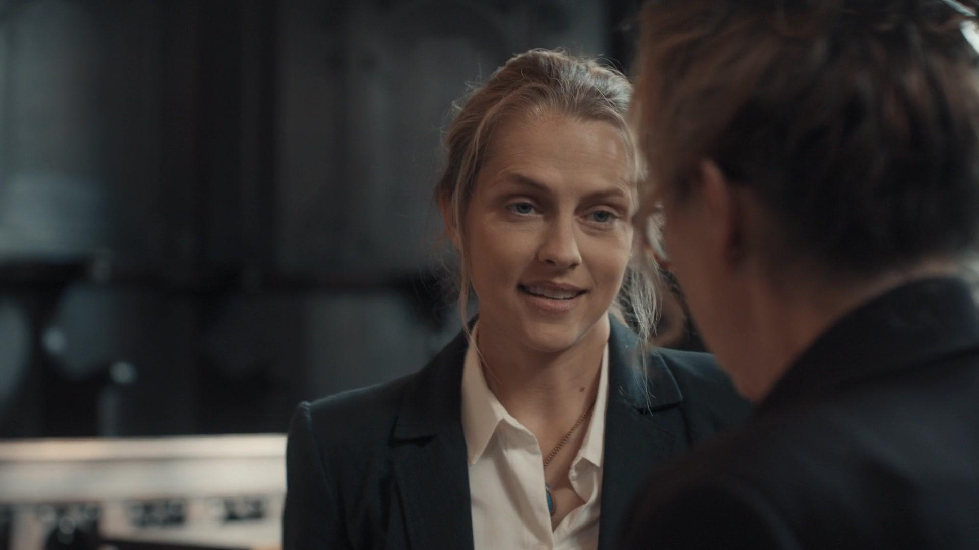 A_Discovery_of_Witches_S01E01_1080p_ATP_0709.jpg