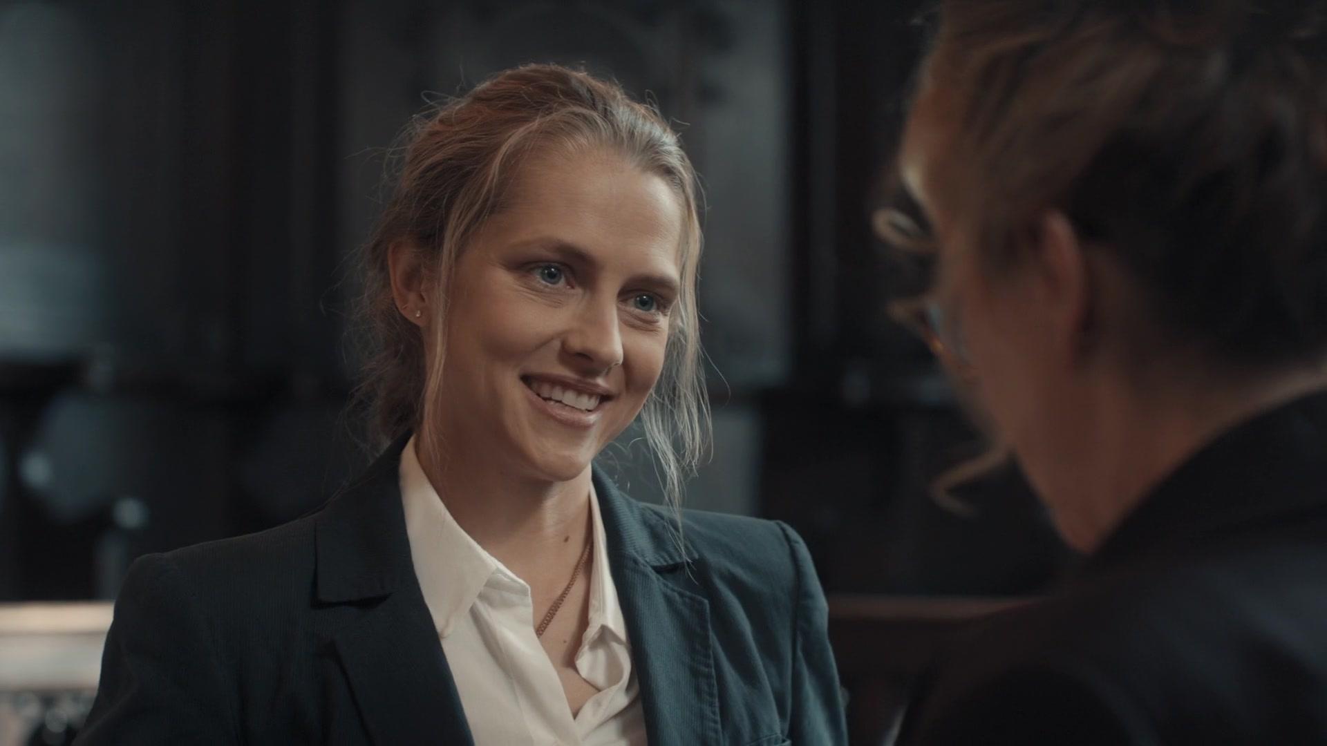 A_Discovery_of_Witches_S01E01_1080p_ATP_0712.jpg