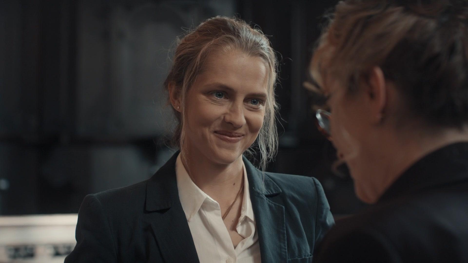 A_Discovery_of_Witches_S01E01_1080p_ATP_0716.jpg