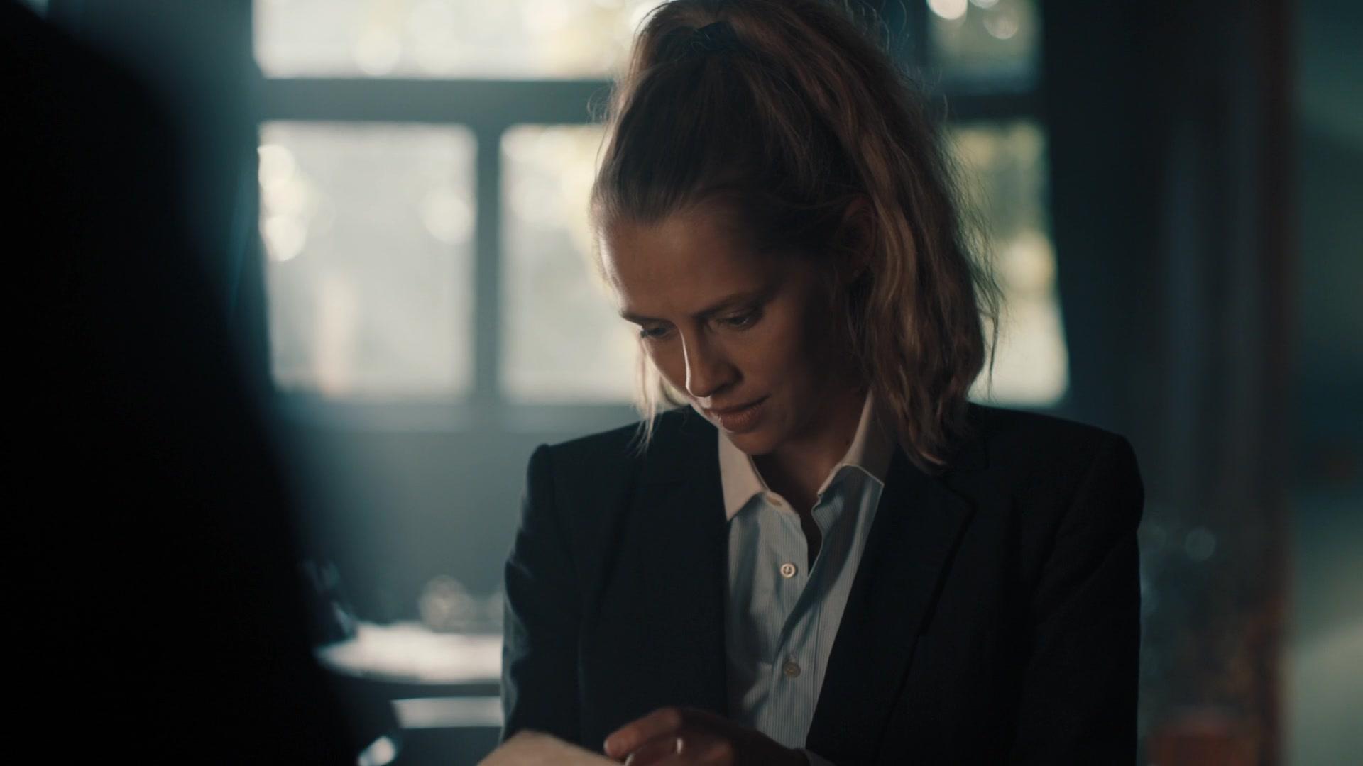 A_Discovery_of_Witches_S01E02_1080p_ATP_5105.jpg A_Discovery_of_Witches_S01E02_1080p_ATP_5105.jpg