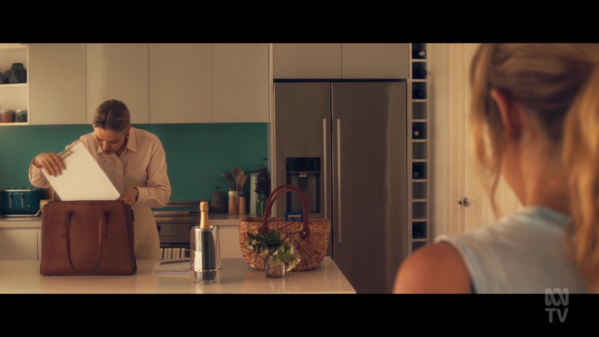 adoringteresap_thefamilynextdoor_1x01_0164.jpg