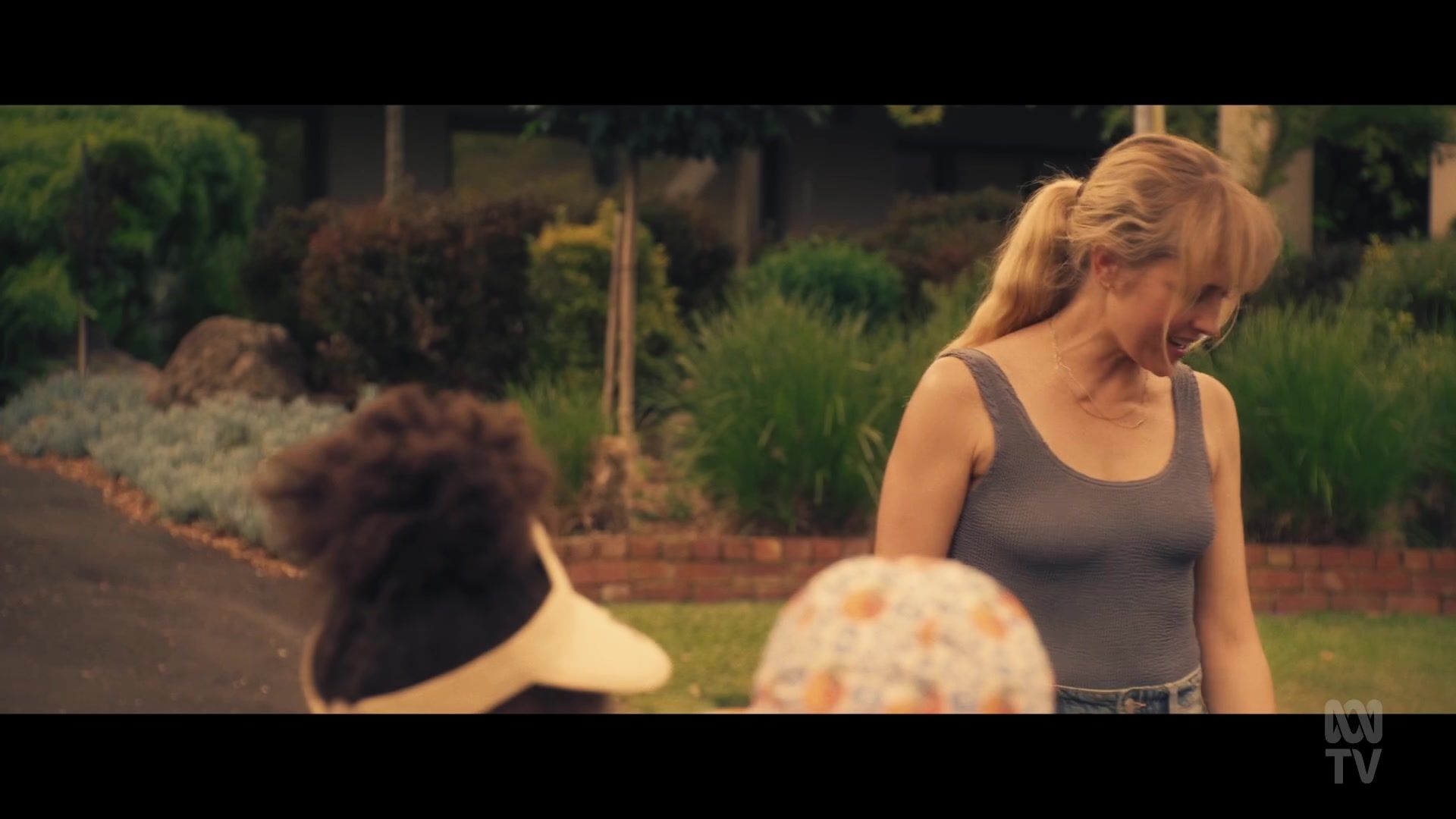 adoringteresap_thefamilynextdoor_1x01_0338.jpg