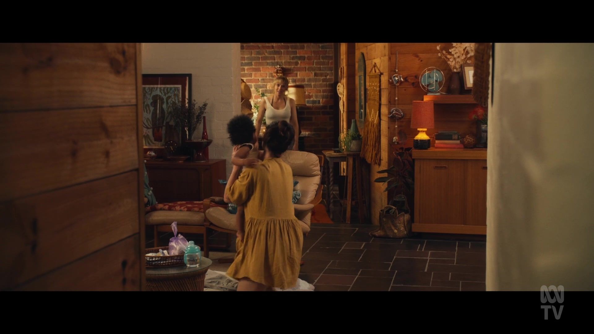 adoringteresap_thefamilynextdoor_1x03_0079.jpg