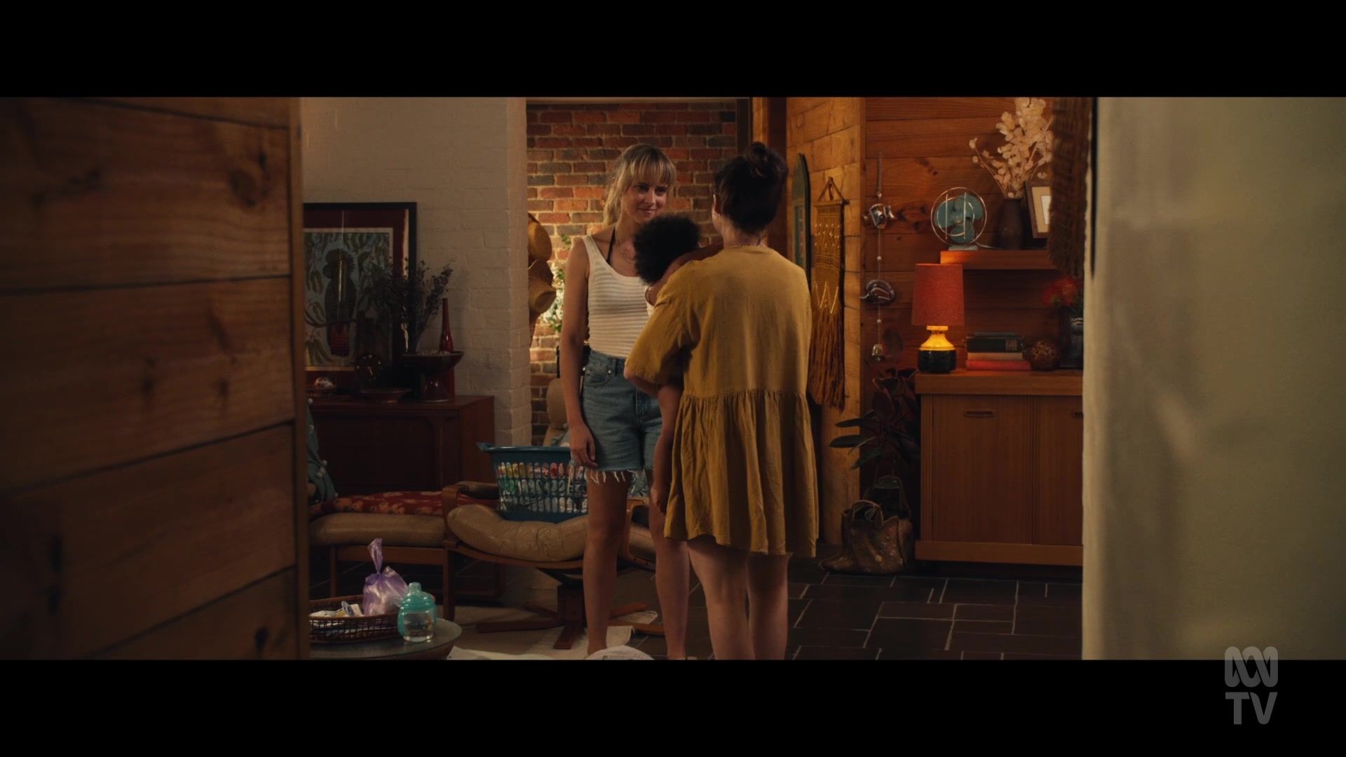adoringteresap_thefamilynextdoor_1x03_0093.jpg