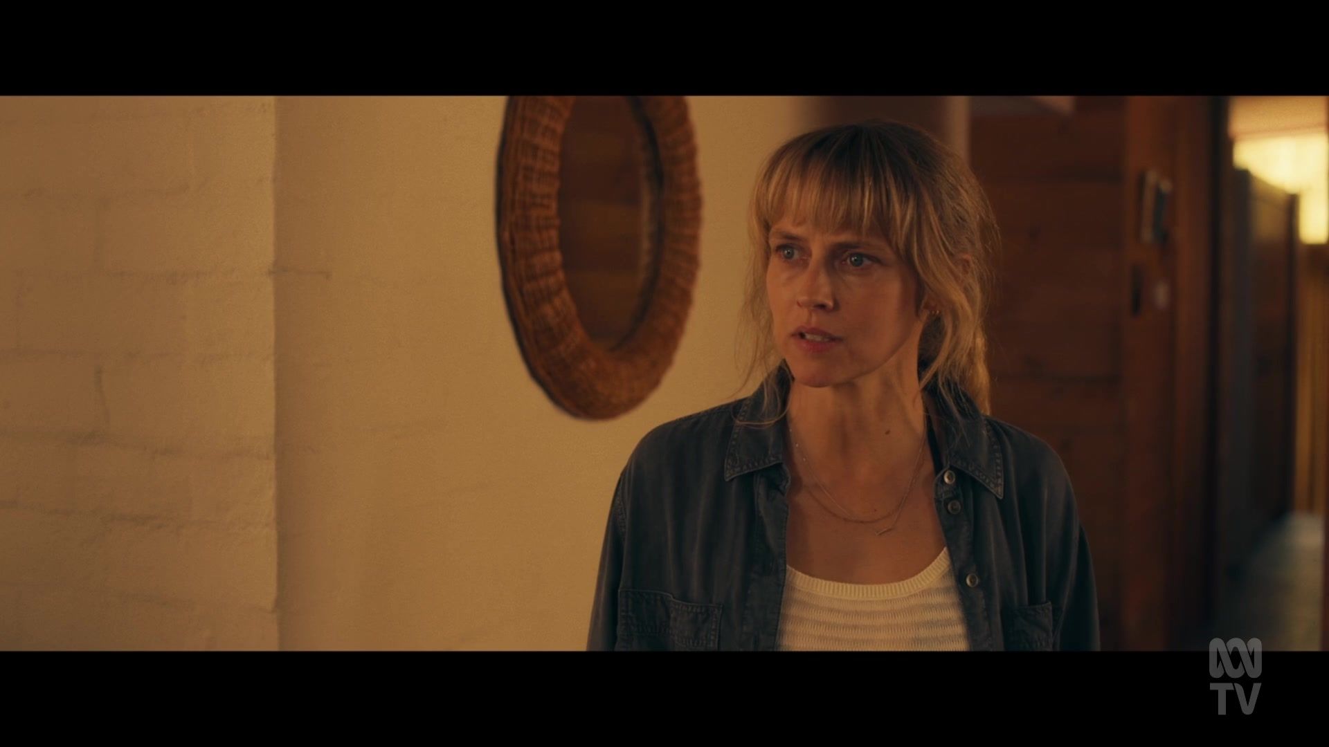 adoringteresap_thefamilynextdoor_1x06_caps_0446.jpg