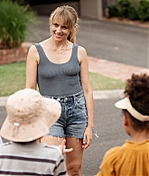 adoringteresap_thefamilynextdoor_stills_1x01_5.jpg