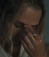 adoringteresap_thelastanniversary_1x05_caps_0007.jpg